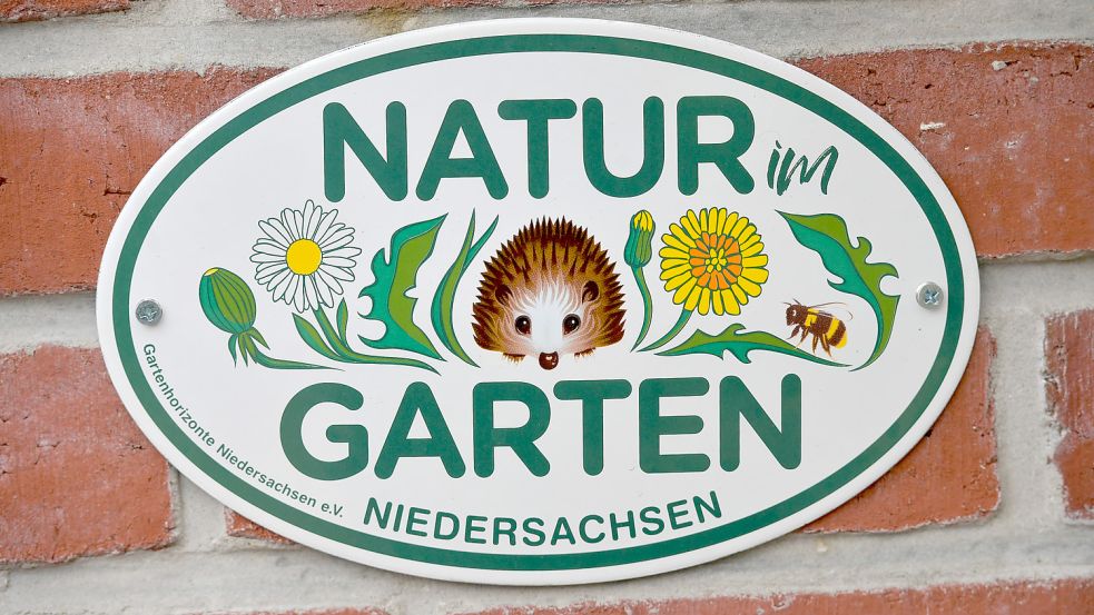 Natur im Garten – Marlene König-Smidt ist die erste im Landkreis Leer, die sich mit dieser Plakette schmücken darf. Foto: Ortgies