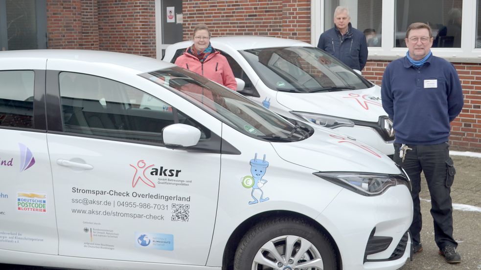 Seit 2021 bietet der Arbeitskreis Schule den Stromsparcheck an. Das Bild zeigt Projektleiterin Dana Knipper, AKSR-Geschäftsführer Helmut Fennen und Werkstattleiter Hans Kremer beim Projektstart. Bild: Zein/Archiv