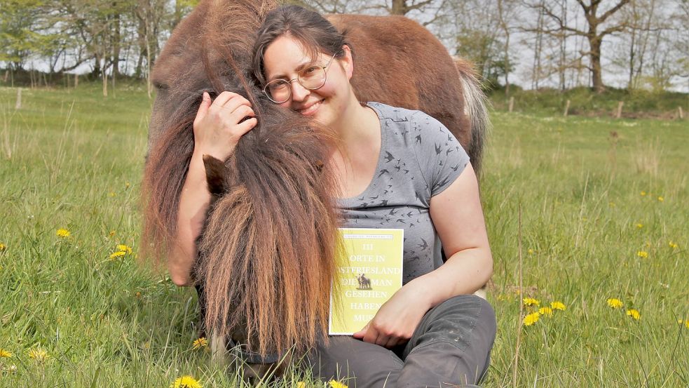 Lena Reuter hat von Travemünde aus mit ihrem Vater den neuen 111-Orte-Reiseführer über ihre Heimat Ostfriesland geschrieben. Foto: Greta Hellmann