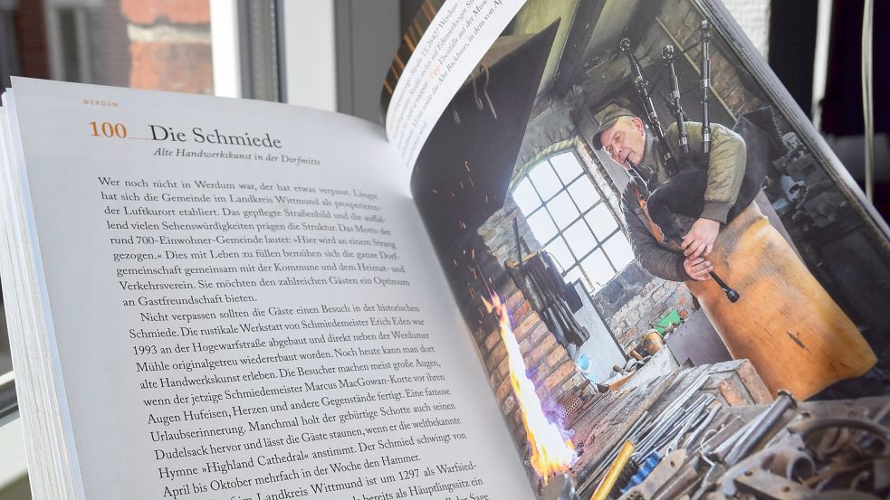 Bei den Besuchen der Orte hat vor allem der musikalische Schmied in Werdum Manfred Reuter begeistert. Foto: Hoppe