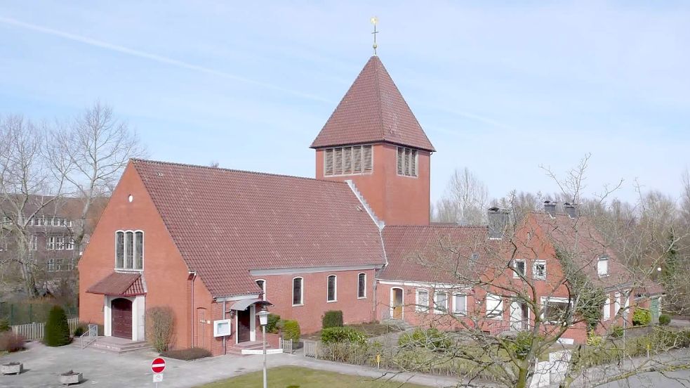 Die St.-Walburga-Kirche in Emden soll abgerissen werden. Auf dem Grundstück sowie dort, wo aktuell noch das „Jugendheim“ steht, könnte bezahlbarer Wohnraum entstehen. Foto: Pfarrgemeinde/Archiv