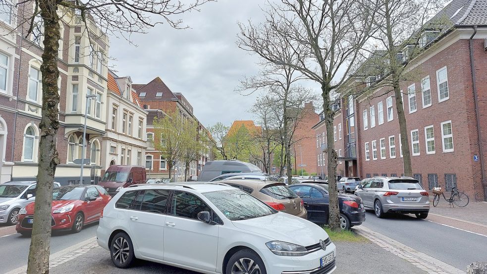 In Emden gibt es noch viele kostenlose Parkplätze im öffentlichen Raum - etwa an der Ringstraße. Das sorgt für viel Suchverkehr. Foto: Hanssen/Archiv