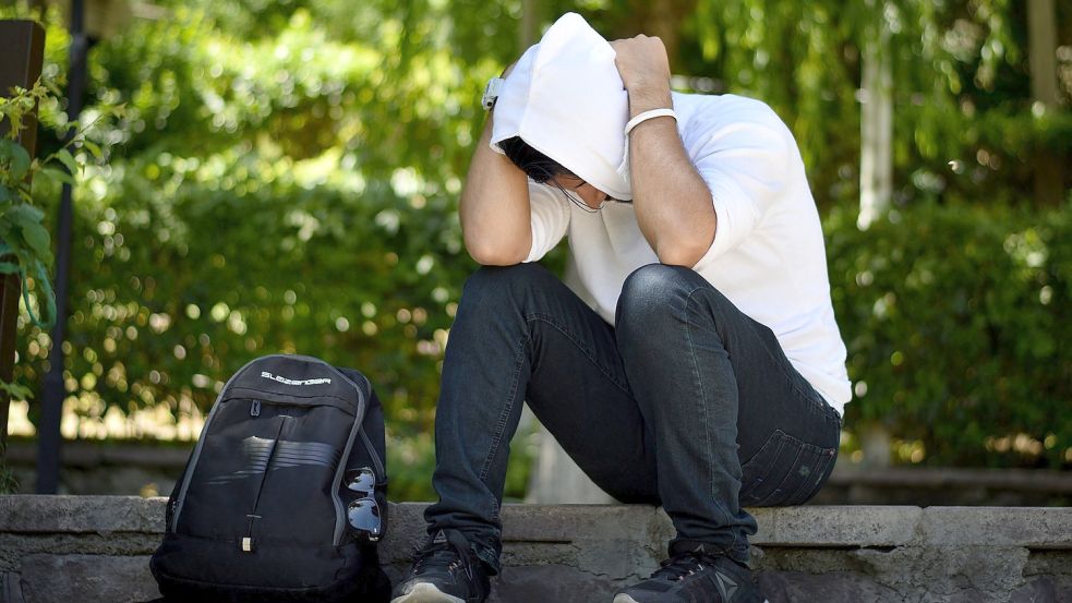 Ein Jugendlicher sitzt niedergeschlagen auf einem Bordstein. Junge Menschen mit einer psychischen Erkrankung haben es zum Teil sehr schwer, einen Schulabschluss zu machen. Ein besonderes Angebot in Emden will ihnen helfen. Symbolfoto: Pixabay