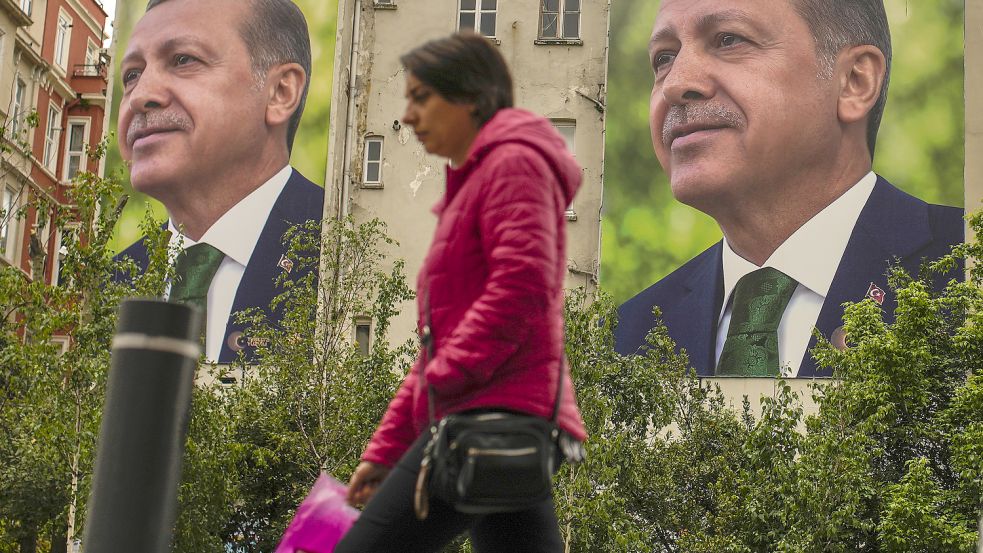 Die Wahlplakate werden in der Türkei länger hängen. Es gibt eine Stichwahl. Foto:Gurel/AP/dpa