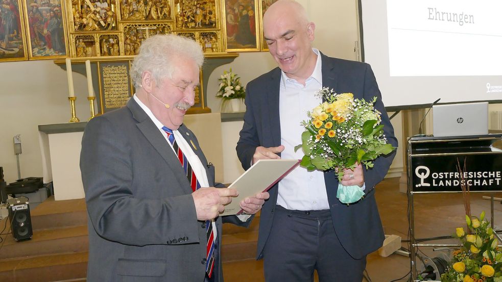 Matthias Süssen (rechts) erhielt die Ubbo-Emmius-Medaille von Landschaftspräsident Rico Mecklenburg. Fotos: Jürgens