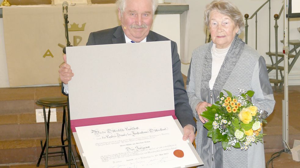 Die Indigenats-Urkunde für Horst Milde nahm seine Witwe Brigitte von Rico Mecklenburg entgegen.