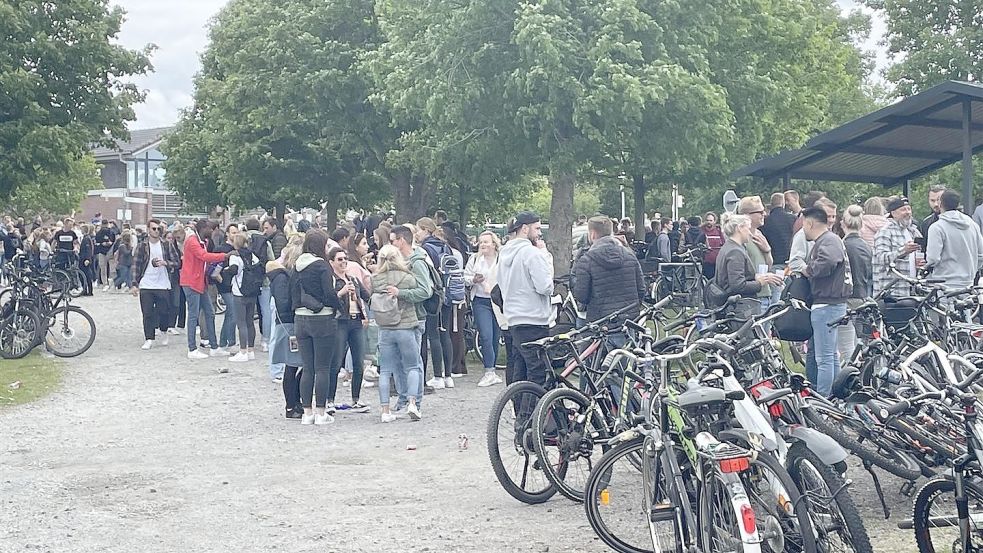 Am Himmelfahrtstag ist der Platz am Kukelorum in Aurich-Rahe ein beliebter Treffpunkt. Fotos: privat