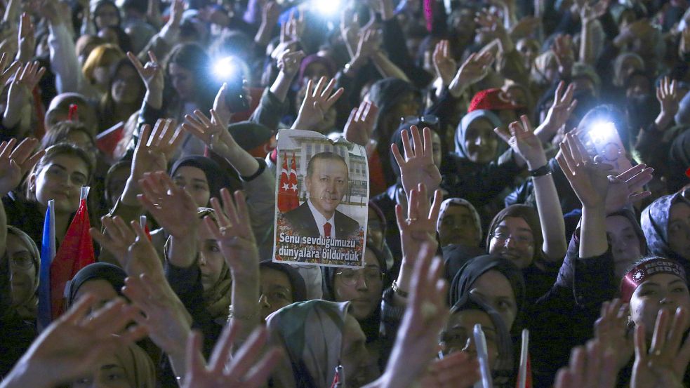 Für so manche auch ein Szenario des Schreckens: Anhänger des türkischen Präsidenten Erdogan sehen sich als Sieger. Foto: Unal/AP/dpa