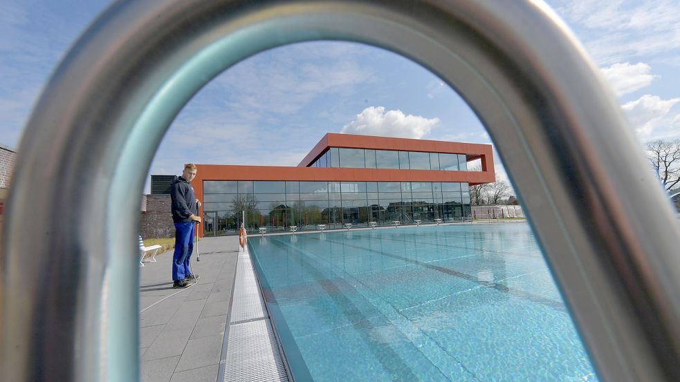 Die Freibadsaison in Aurich beginnt drei Wochen später als gewohnt, am 22. Mai. Foto: Archiv/Ortgies