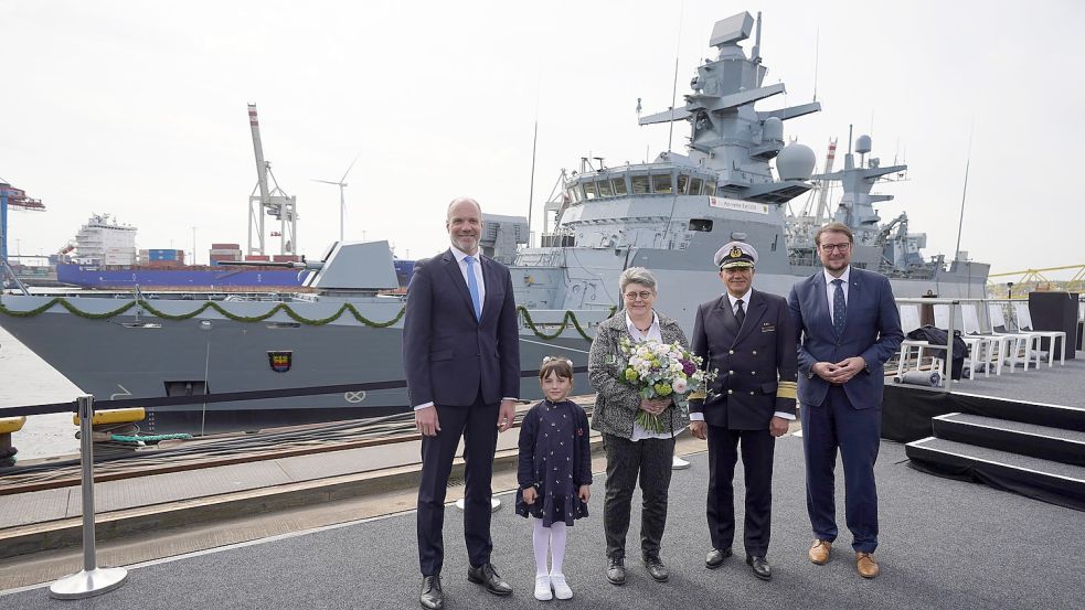 Feierliche Zeromonie in Hamburg: Tim Wagner (von links), Vorstandsvorsitzender der NVL-Gruppe, Blumenkind Philine Mantyk aus Bremen, Taufpatin Annette Lehnigk-Emden, Vizeadmiral Frank Lenski und der Emder Oberbürgermeister Tim Kruithoff stehen nach der Taufe vor der Korvette F266 "Emden". Foto: Brandt/dpa