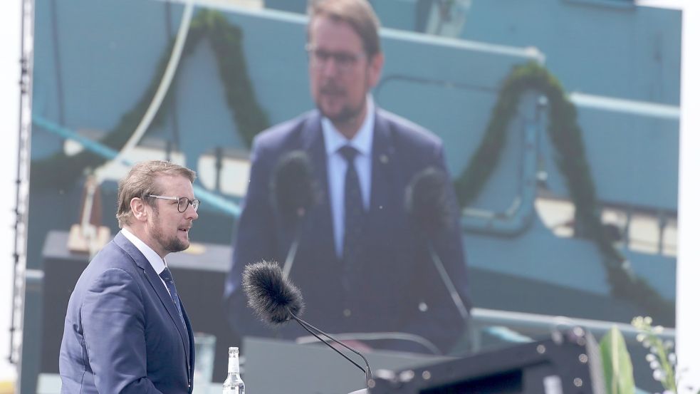 Der Emder Oberbürgermeister Tim Kruithoff sprach während der Taufzeremonie der Korvette F266 "Emden" am Kai auf dem Werftgelände von Blohm + Voss im Hamburger Hafen. Foto: Brandt