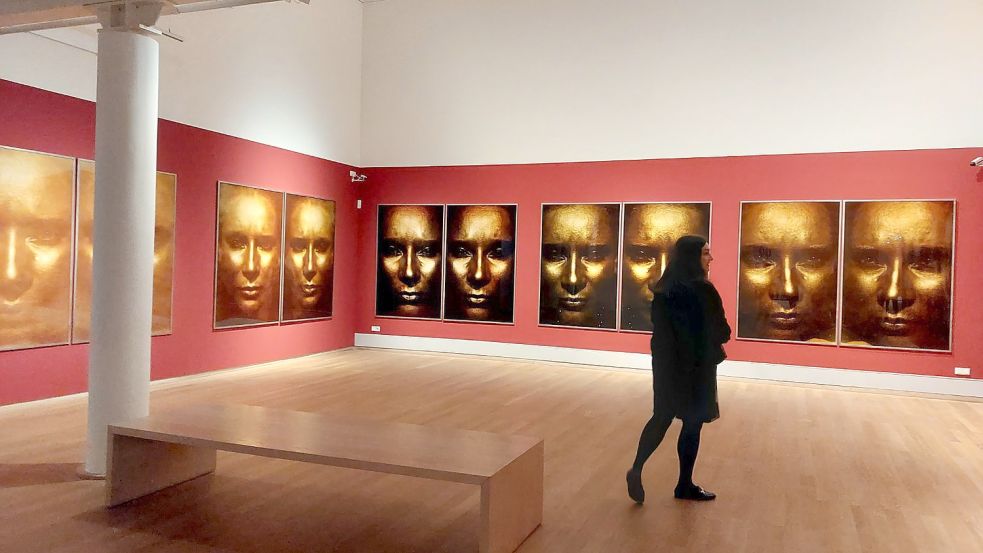 Die Künstlerin Katharina Sieverding hat in ihrem Werk „Die Sonne um Mitternacht“ ihr vergoldetes Gesicht in großem Format abgebildet und reiht sich damit in die Tradition der Herrscherabbildungen wie etwa von Pharaonen ein.