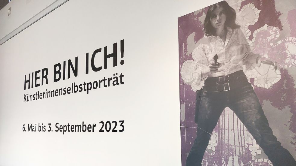 Ulrike Rosenbach zeigt sich in ihrem Selbstbildnis als Cowboy. Sie ist auch auf dem Trafo-Häuschen vor der Kunsthalle abgebildet.