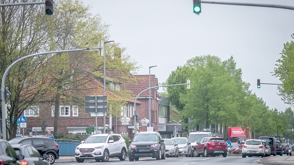 Die Situation entlang der Bundesstraße 436 und die Querung der Fahrbahn in Höhe des Marktplatzes auf dem Weg zur Kooperativen Gesamtschule bleiben Gefahrenpunkte für Radler in Wiesmoor. Foto: Cordsen