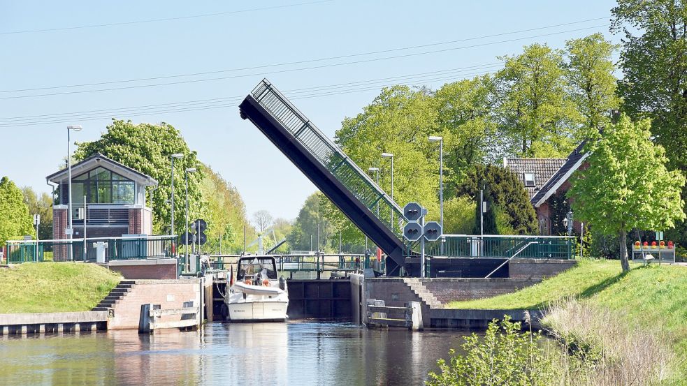 Der Ems-Jade-Kanal, hier die Schleuse in Rahe, ist bei Bootje-Fahrern beliebt. Foto: NLWKN