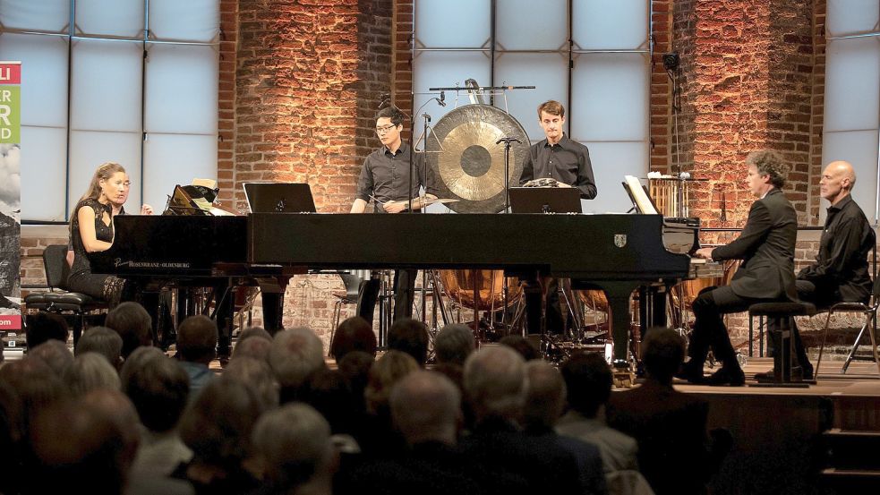 Festivalintendant Iwan König (zweiter von rechts) gestaltet auch in diesem Jahr wieder das Abschlusskonzert zusammen mit Julia Marie Müller (links). Foto: Gleich/Archiv