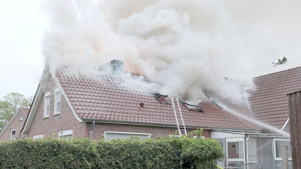 Aus dem Dach drang dichter Qualm. Foto: Feuerwehr/Joachim Rand