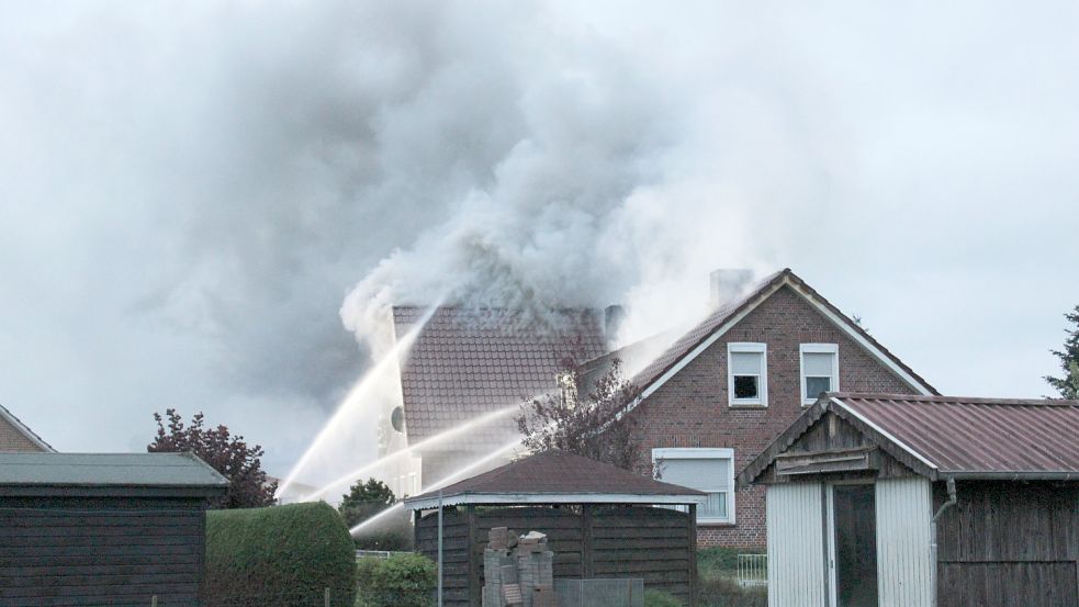 Das Feuer in dem Haus wurde gegen 20.30 Uhr gemeldet. Foto: Feuerwehr/Joachim Rand