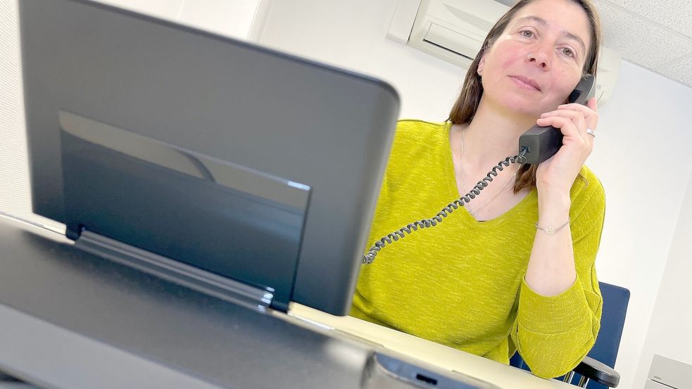 Die Szene ist nachgestellt. Bei Mitarbeiterin Clarissa Scherzer haben Betrüger angerufen, die sich als Klima-Kleber ausgegeben haben. Foto: Hellmers