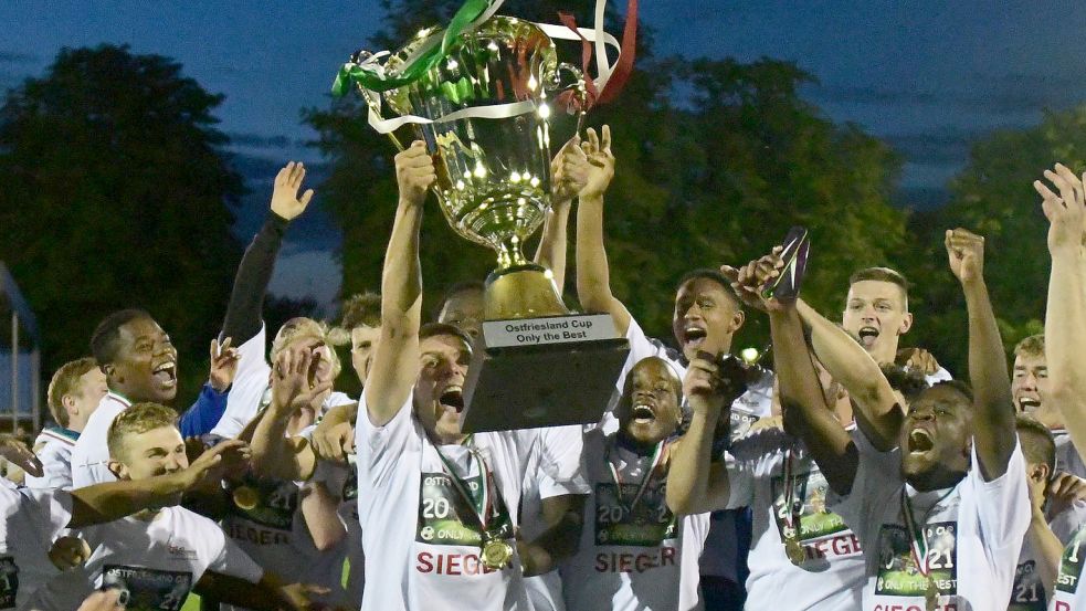 Solch ein Bild wird es künftig nicht mehr geben: Kickers Emden verzichtet auf die Teilnahme am Ostfriesland-Cup. Hier ein Archivbild vom Turniersieg 2021. Archivfoto: Damm