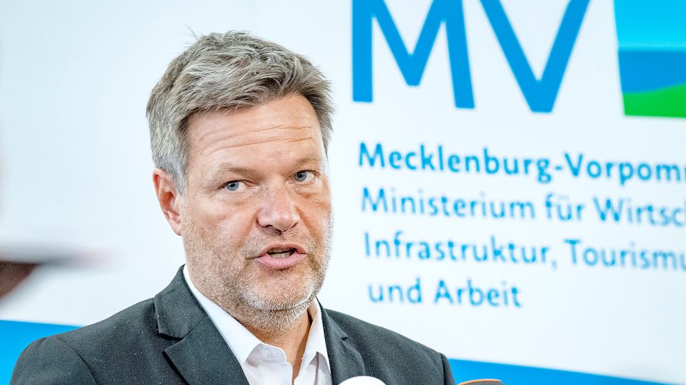 Robert Habeck spricht auf einer Pressekonferenz über das LNG-Terminal auf Rügen. In Mecklenburg-Vorpommern sorgen die Pläne des Vizekanzlers für Kritik und auch eine Rügener Gastronomin ist verärgert. Foto: Stefan Sauer/dpa