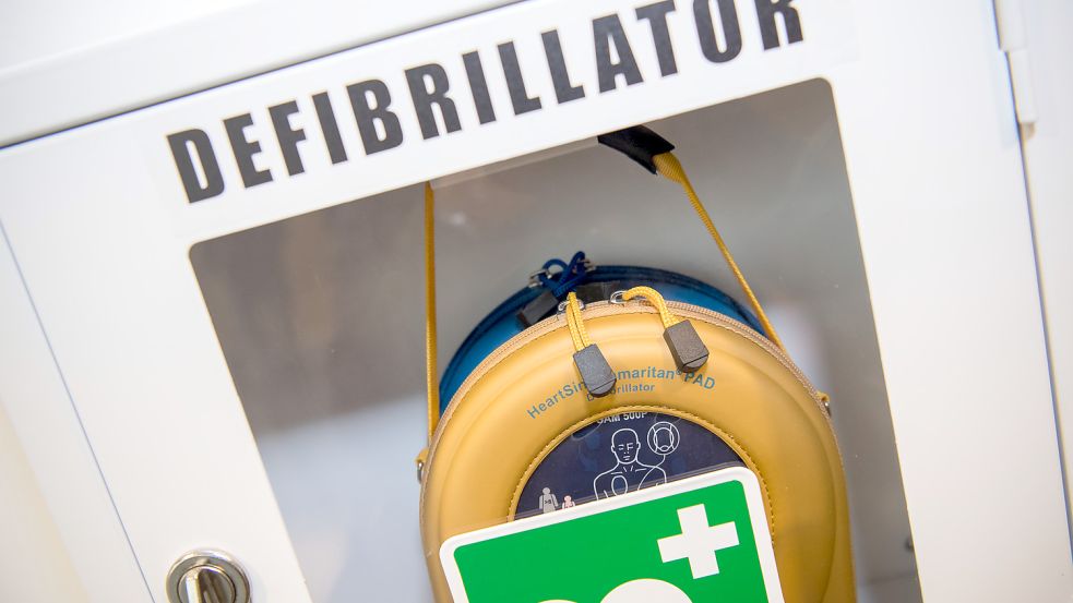 Ein Schränkchen mit einem Defibrillator: Das Gerät kann Leben retten. In der Sporthalle in Ramsloh war im entscheidenden Moment keines zur Hand. Foto: Kneffel / DPA
