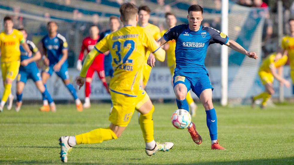 Kickers Emden (am Ball Rico Cordes) hofft auf einen Heimsieg gegen Kiel II. Foto: Doden/Emden