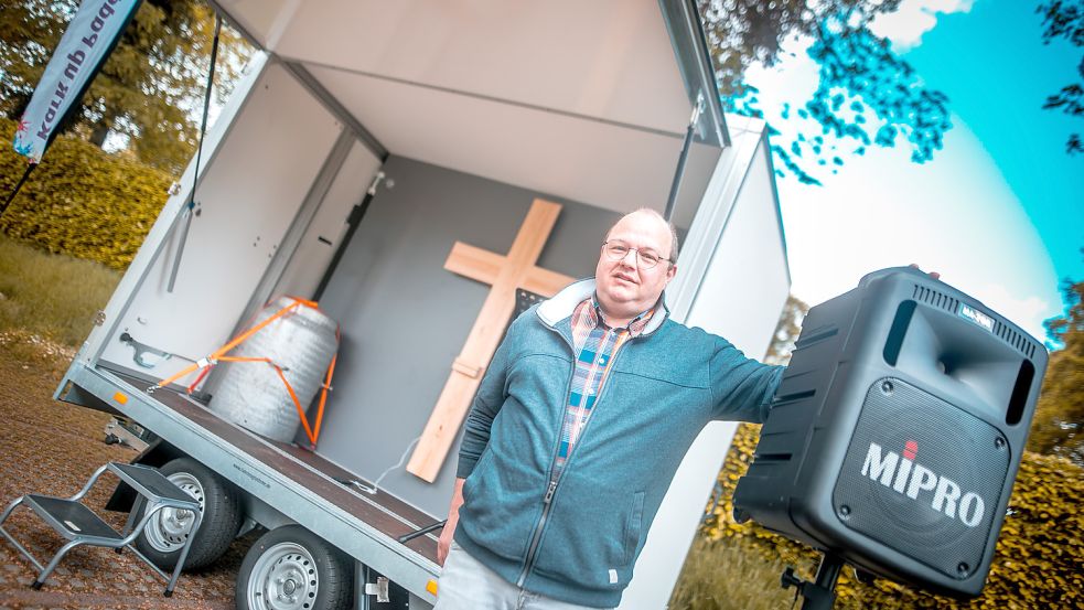 Lars Kotterba mit dem neuen Anhänger samt Lautsprechern. Foto: Cordsen