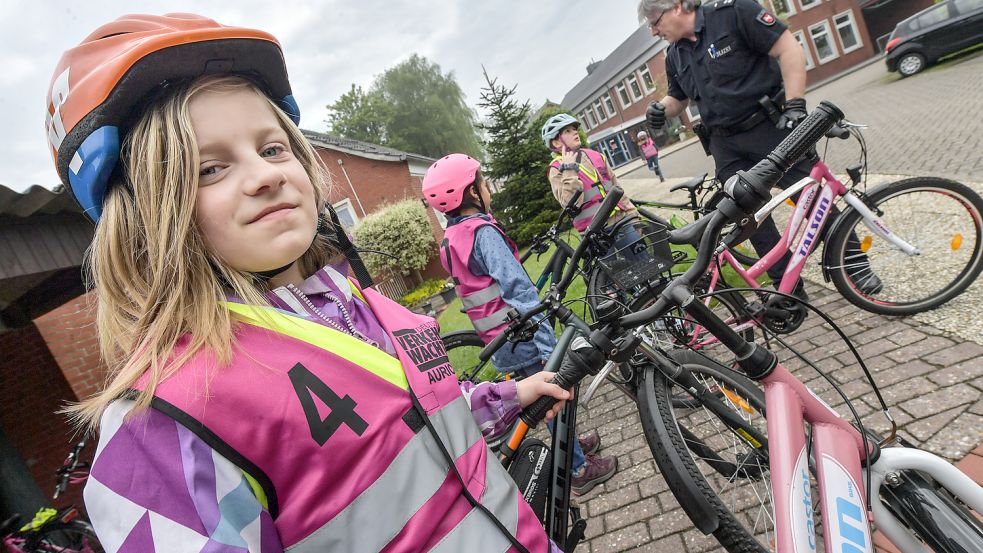 Vor der Radfahrprüfung müssen erst mal die Fahrräder kontrolliert werden. Auch die Viertklässlerin Emily wartet gespannt. Foto: Ortgies