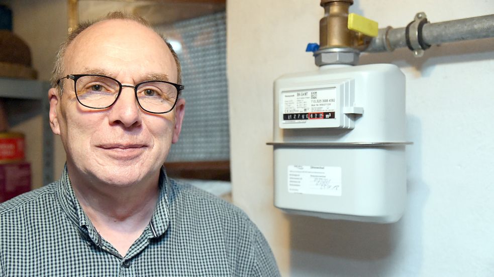 Der Leeraner Andreas Dirksen wartet seit Monaten auf die Gas-Jahresabrechnung der EWE – und damit verbunden auf eine Rückzahlung des Unternehmens. Foto: Ellinger