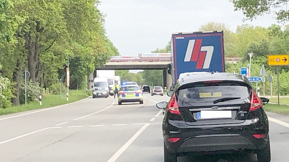 An der Autobahnabfahrt Leer-Ost regelt die Polizei den Verkehr. Foto: privat