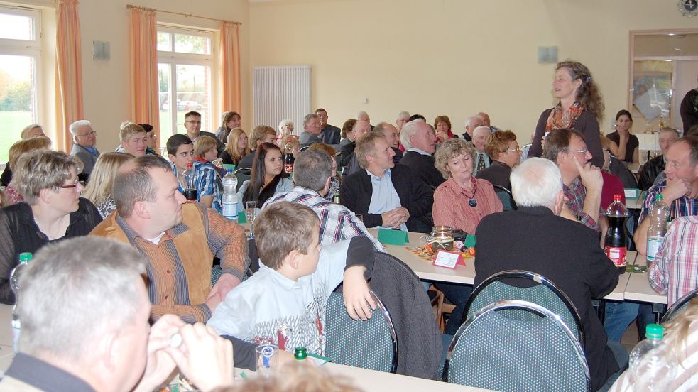 Sylvia Brinkmann (stehend) freute sich 2012 über mehr als 100 Teilnehmer mit dem Namen Dänekas. Foto: privat