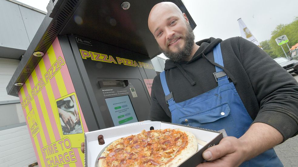 Michael Pollmann probierte die Automaten-Pizza. Foto: Ortgies
