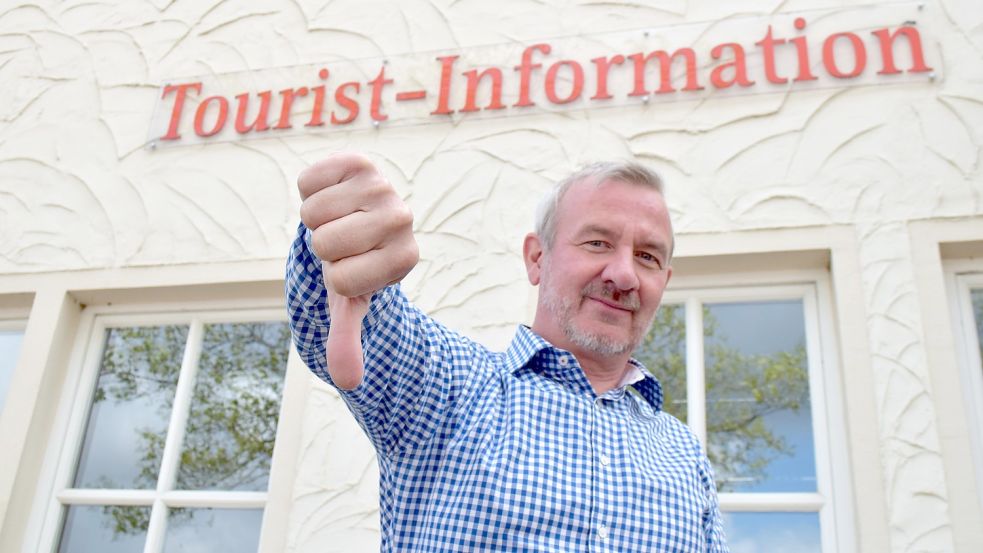 Marco Bordasch, Geschäftsführer des Verkehrsvereins Aurich-Ostfriesland, zeigt den negativen Bewertungen einen Daumen runter. Foto: Hoppe