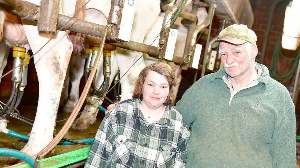 Gerd Uken und seine Tochter Anna standen oft gemeinsam im Melkstand. Damit ist nun Schluss. Foto: Wagenaar