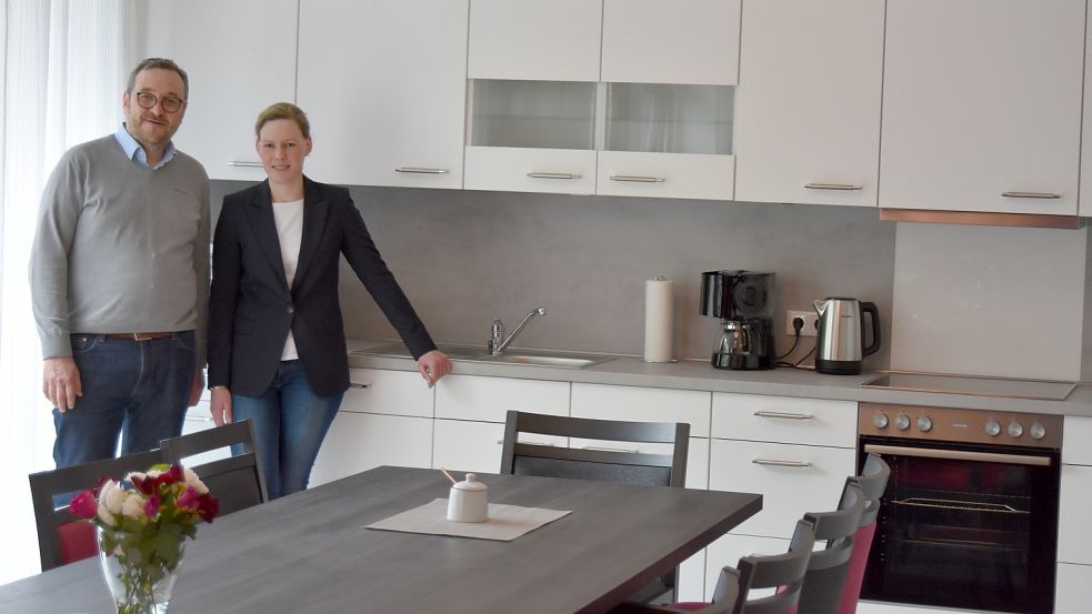 Die Geschäftsführer Lutz Mosel und Johanna Kaller - hier im großen Gemeinschaftsraum - freuen sich: Nach nicht einmal einem Jahr Bauzeit ist die „Villa Middenmank“ bezugsfertig. Foto: Prins