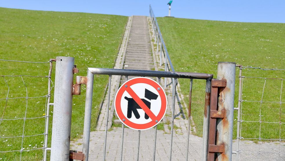 Hunde verboten: Das ist auf Ostfrieslands Deichen oft der Fall. Selbst, wenn man sich auf seinen Besuch an der Küste im Internet vorbereitet, findet man diese Info nicht immer. Foto: Wagenaar
