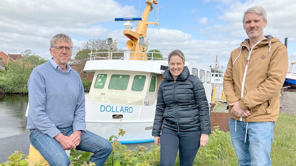 Jens Schädler, Geschäftsführer der Schiffswerft Diedrich. Christina Ulrichs, Geschäftsführerin der Baltrum-Linie und Ulrich Schmunkamp, Koordinator des Vereins Internationale Dollard Route berichten von den Arbeiten. Foto: Kierstein