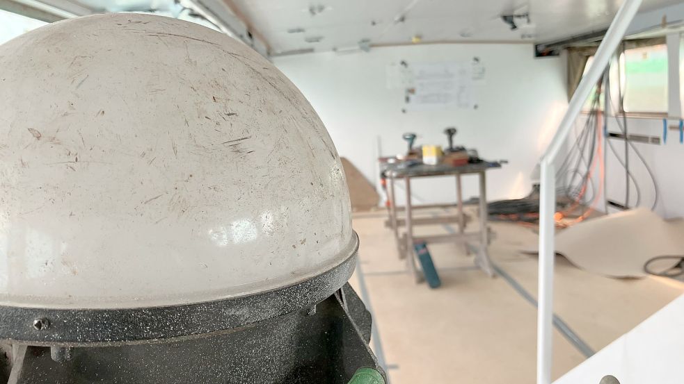 Noch steht unter Deck ein Arbeitstisch. Foto: Kierstein