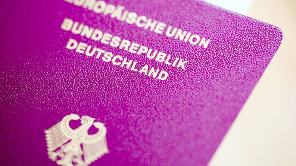 Wer will, soll künftig leichter deutscher Staatsbürger werden. Die Ampel-Regierung will die Einbürgerung erleichtern. Dazu ein Kommentar. Foto: dpa