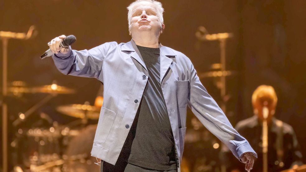 Herbert Grönemeyer rast über die Bühne, tanzt auf die ihm eigene Art, ein breites Grinsen im Gesicht. Foto: IMAGO IMAGES/Frank Peter