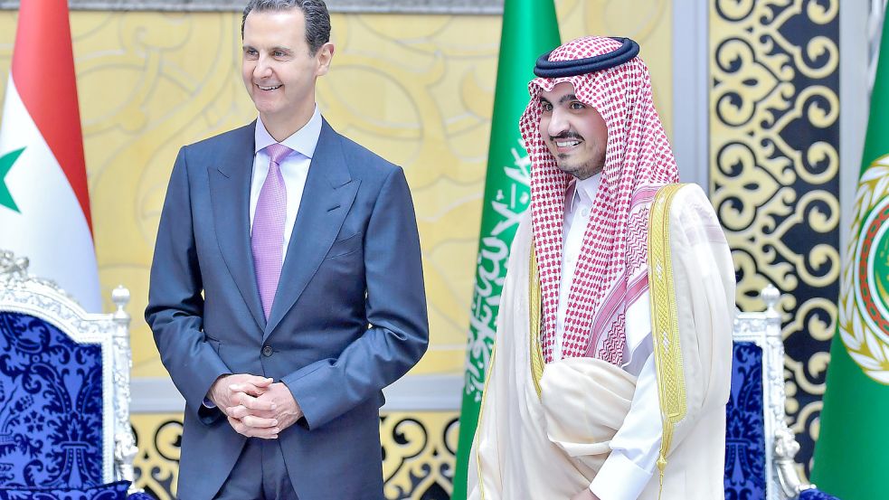 Baschar al-Assad (l), Präsident von Syrien, posiert für ein Foto mit Badr bin Sultan Al Saud, stellvertretender Gouverneur der Provinz Mekka, vor dem 32. Arabischen Gipfel. Foto: Mosa Al Kathami/dpa/Saudi Press Agency