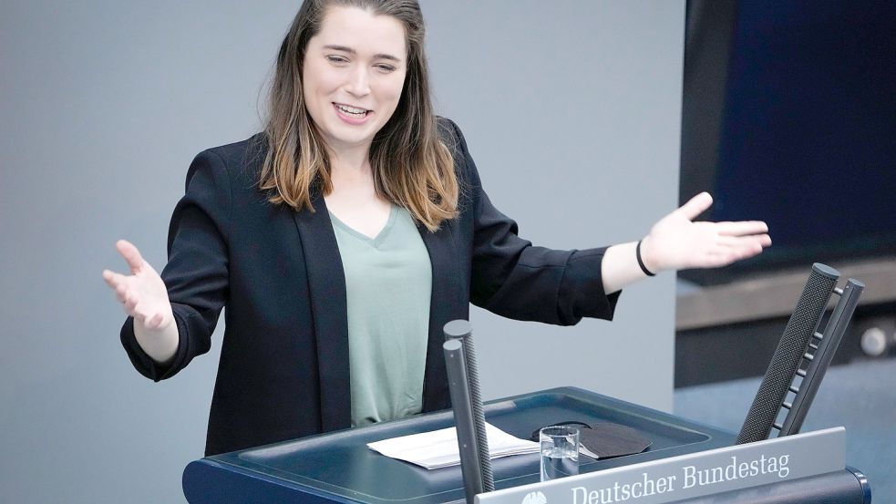 Die Hamburger Grünen-Abgeordnete Emilia Fester am Rednerpult des Bundestages. Foto: imago images/Political Moments