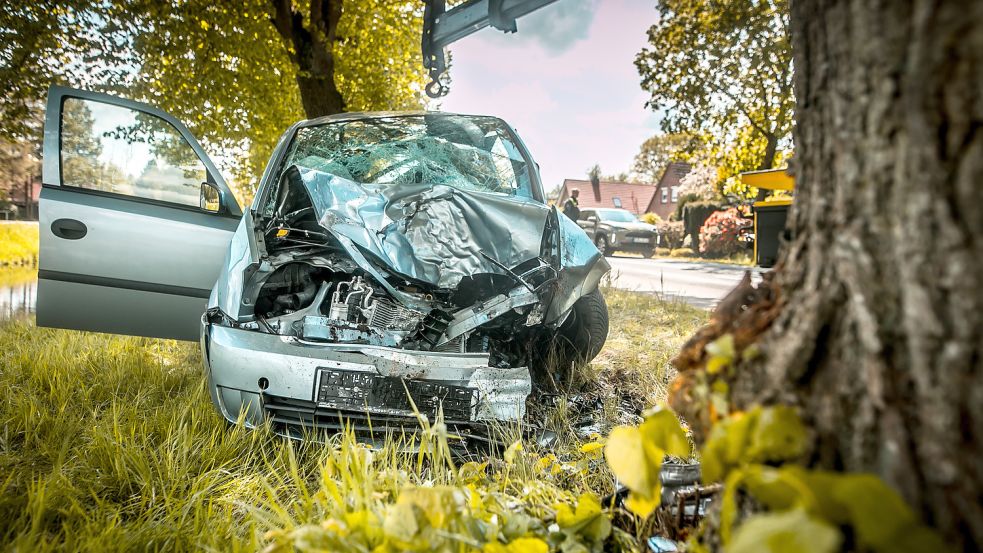 Die Front des Kleinwagens wurde beim Unfall komplett zerstört. Foto: Cordsen