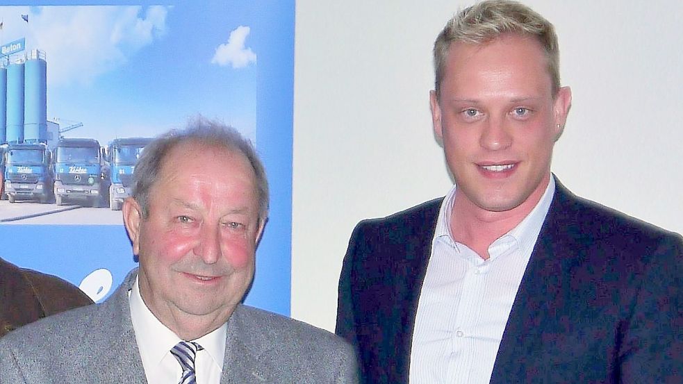 Mehr als 50 Jahre lang gehörte Gerhard Kerker (links) – hier auf einem Foto von 2012 mit dem SPD-Politiker Wiard Siebels – der SPD an. Foto: Archiv