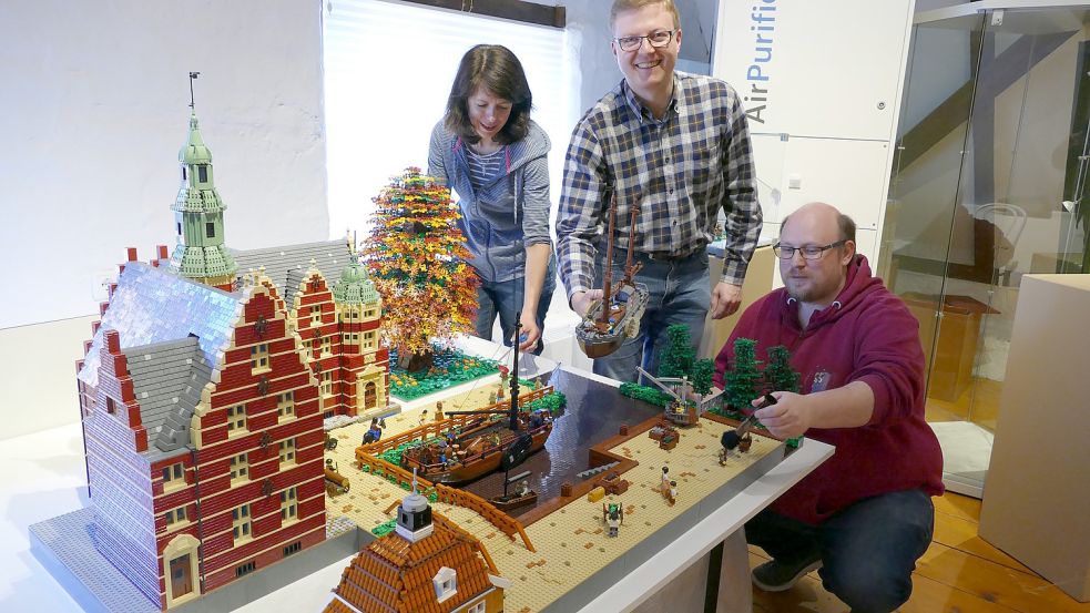 Museumschef Dr. Christopher Galler und seine Gestalterin Tetyana Bartels sowie Jan Göbel (rechts) vom Oldenburger Verein „Bricks am Meer“ vor einem der Exponate. Foto: Jürgens