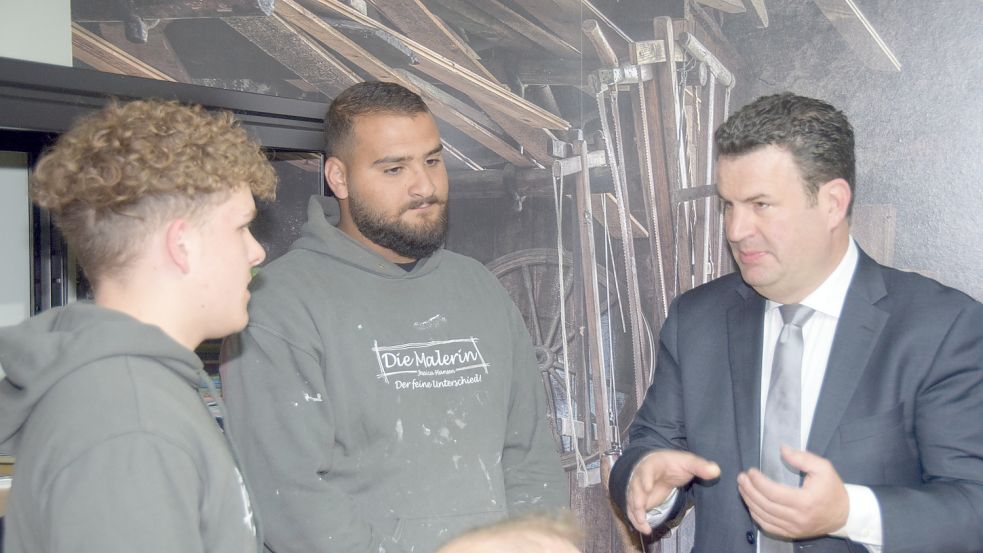 Bundesarbeitsminister Hubertus Heil im Gespräch mit Handwerkern Foto: Dirk Steinmetz