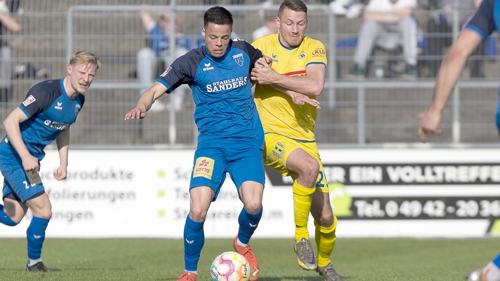 Mit Atlas Delmenhorst trat Julian Stöhr (rechts) kürzlich in Emden an. Die Partie gegen Kickers (am Ball Rico Cordes) endete 0:0. Foto: Doden/Emden