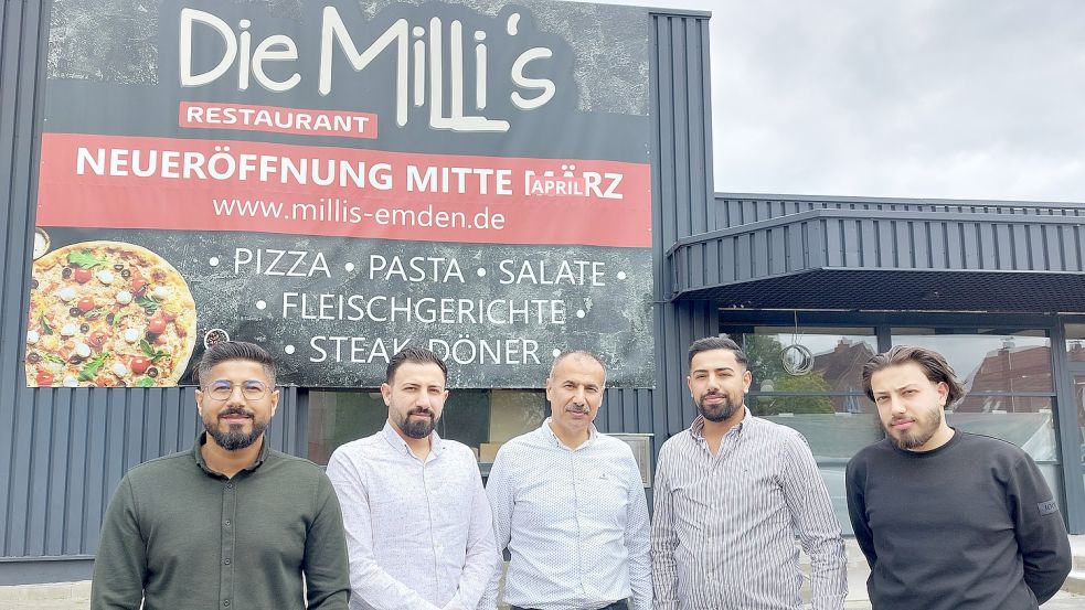 Das neue Restaurant an der Auricher Straße wird von der Familie Milli geführt. Das sind Vater Faysal Milli (Mitte) und seine vier Söhne (von links) Herdal, Serif, Eyyup und Ibrahim. Foto: Hanssen