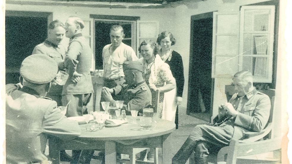 Geselligkeit im Vernichtungslager Sobibor: Fröhliche Stimmung unter der SS und weiteren Mitarbeitern. Johann Niemann ist der dritte von links. Foto: United States Holocaust Memorial Museum